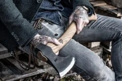 Autine Bushman, Handgeschmiedete Axt 17 Autine Bushman, Handgeschmiedete Axt -Zipo Camping Geschaft AT BUSHMAN 09 autine at bushman 08 sfeerfoto